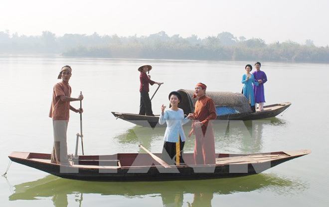 Có một đỉnh núi khuất sau những tầng mây